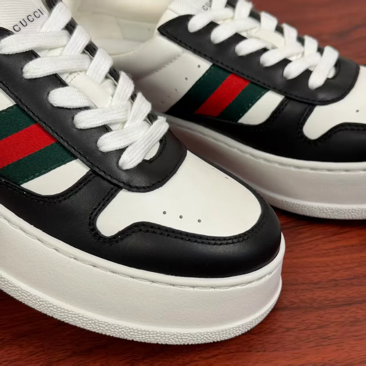 P420 new men's shoes GUCCI [Lightning] latest shoes are shipped. Original quality, fashionable, special materials, inner mesh, brand new packaging. The foot feels super comfortable and the workmanship is impeccable. Size: 38-45